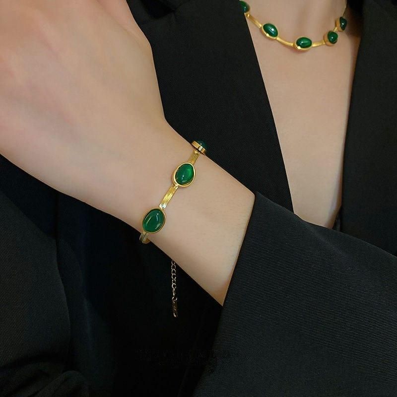 Radiant Beauty: Oval Green Crystal Pendant Necklace & Bracelet Set